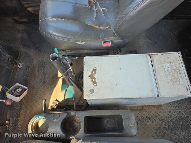 image for item DP8841 2006 GMC C7500 truck cab and chassis