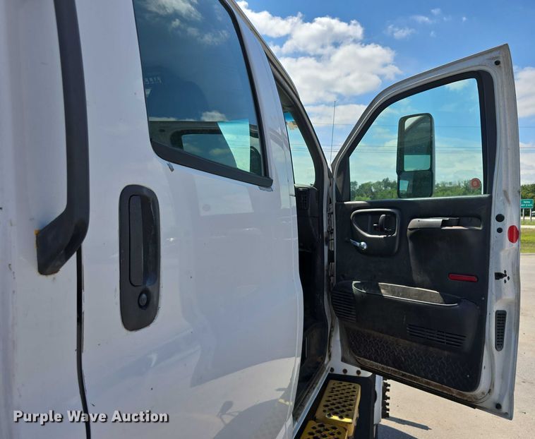 image for item DP8841 2006 GMC C7500 truck cab and chassis