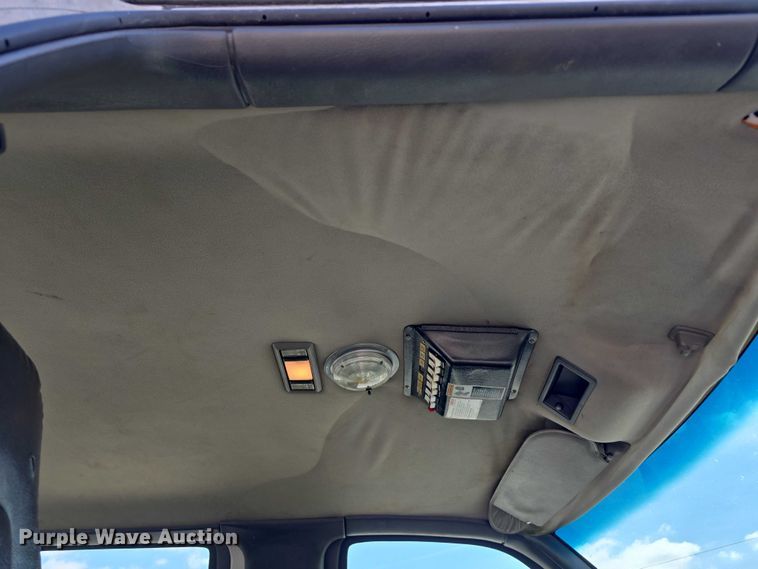 image for item DP8841 2006 GMC C7500 truck cab and chassis