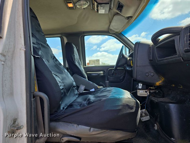 image for item DP8841 2006 GMC C7500 truck cab and chassis