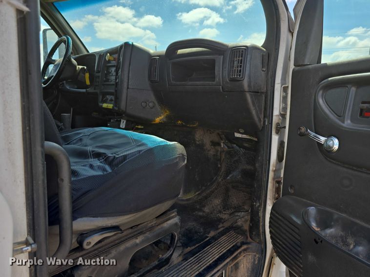 image for item DP8841 2006 GMC C7500 truck cab and chassis