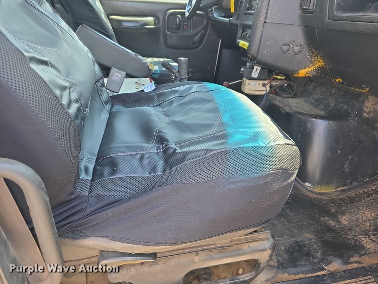 image for item DP8841 2006 GMC C7500 truck cab and chassis