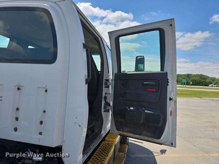image for item DP8841 2006 GMC C7500 truck cab and chassis