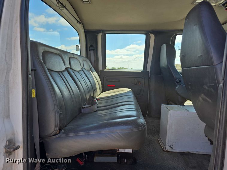 image for item DP8841 2006 GMC C7500 truck cab and chassis