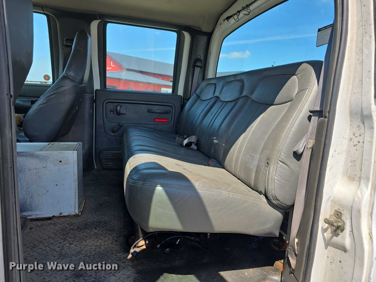 image for item DP8841 2006 GMC C7500 truck cab and chassis