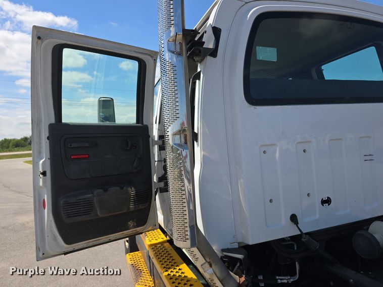 image for item DP8841 2006 GMC C7500 truck cab and chassis