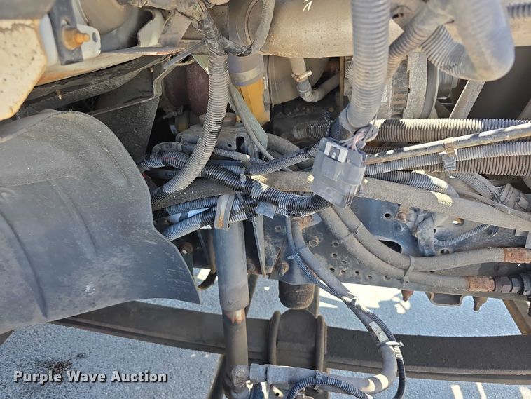 image for item DP8841 2006 GMC C7500 truck cab and chassis