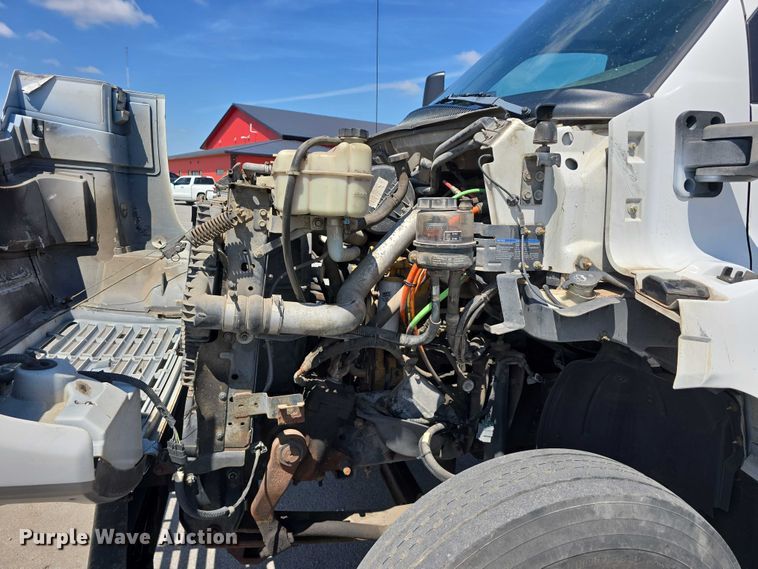 image for item DP8841 2006 GMC C7500 truck cab and chassis