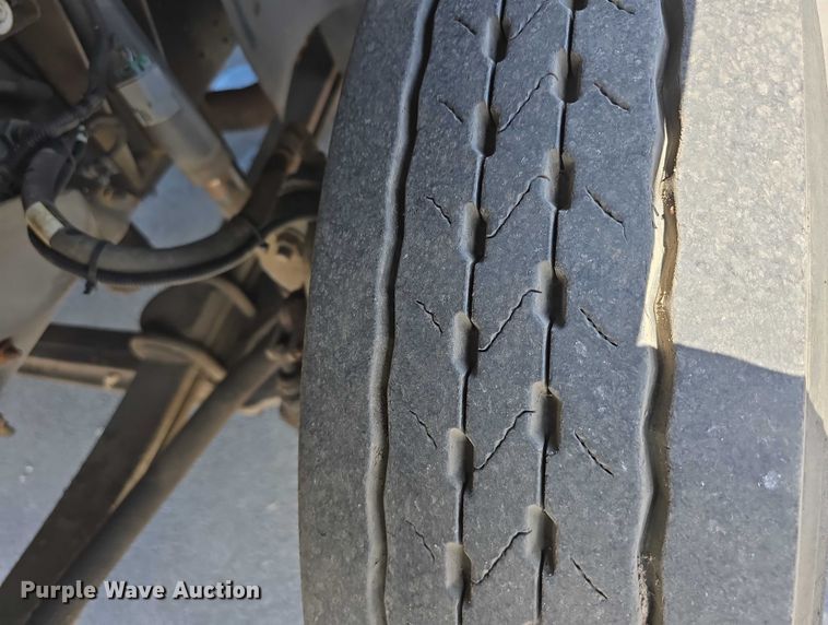 image for item DP8841 2006 GMC C7500 truck cab and chassis