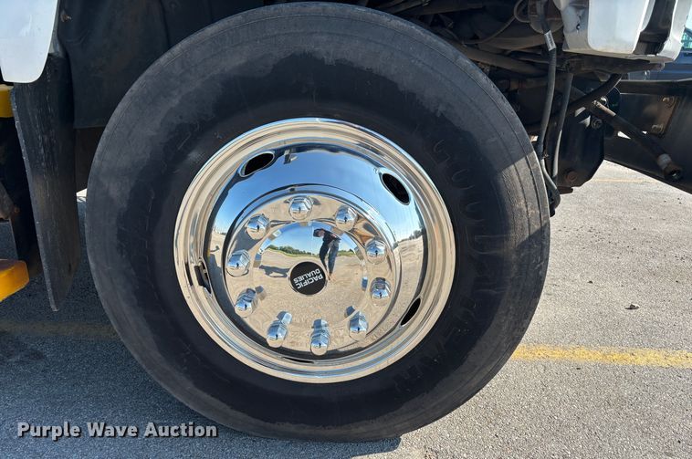 image for item DP8841 2006 GMC C7500 truck cab and chassis