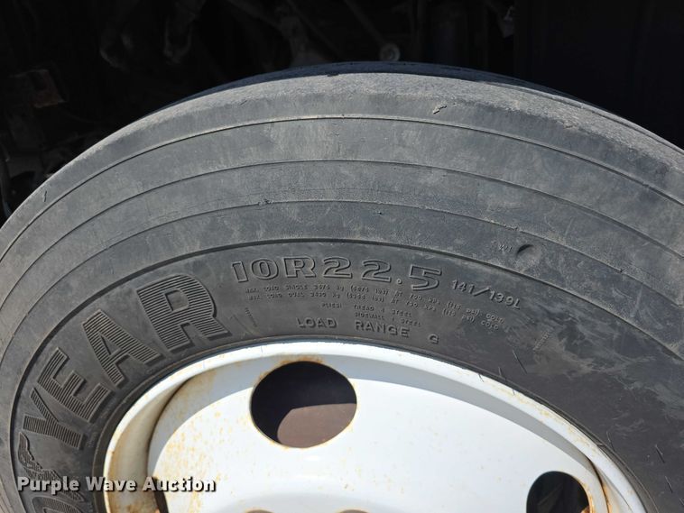 image for item DP8841 2006 GMC C7500 truck cab and chassis