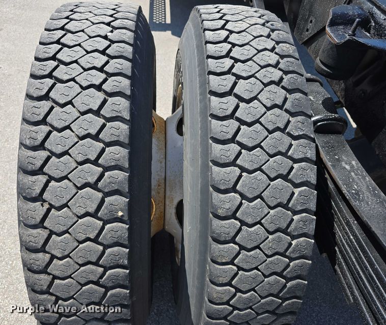 image for item DP8841 2006 GMC C7500 truck cab and chassis