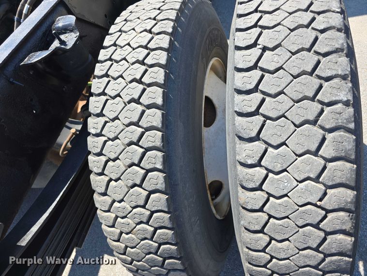 image for item DP8841 2006 GMC C7500 truck cab and chassis