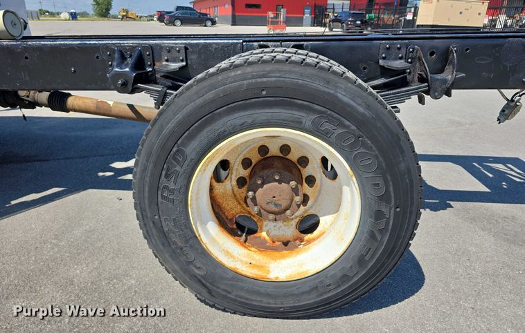 image for item DP8841 2006 GMC C7500 truck cab and chassis