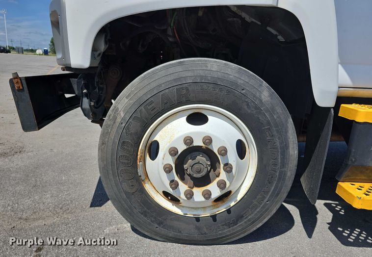 image for item DP8841 2006 GMC C7500 truck cab and chassis