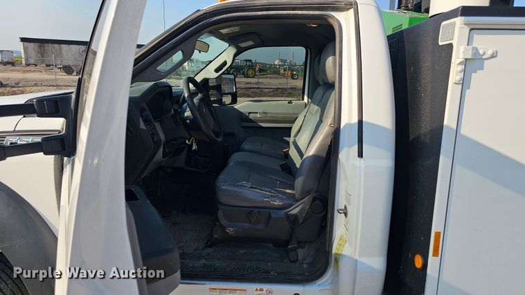 image for item DR3957 2014 Ford F550 Super Duty utility / service truck