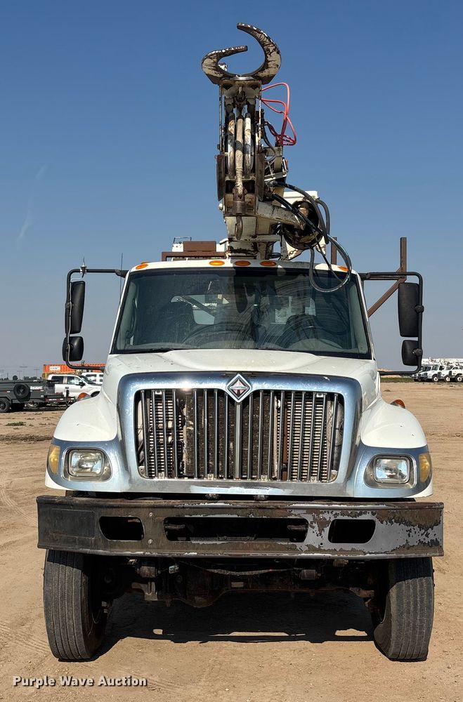 image for item DT3253 2006 International WorkStar 7300 digger derrick truck