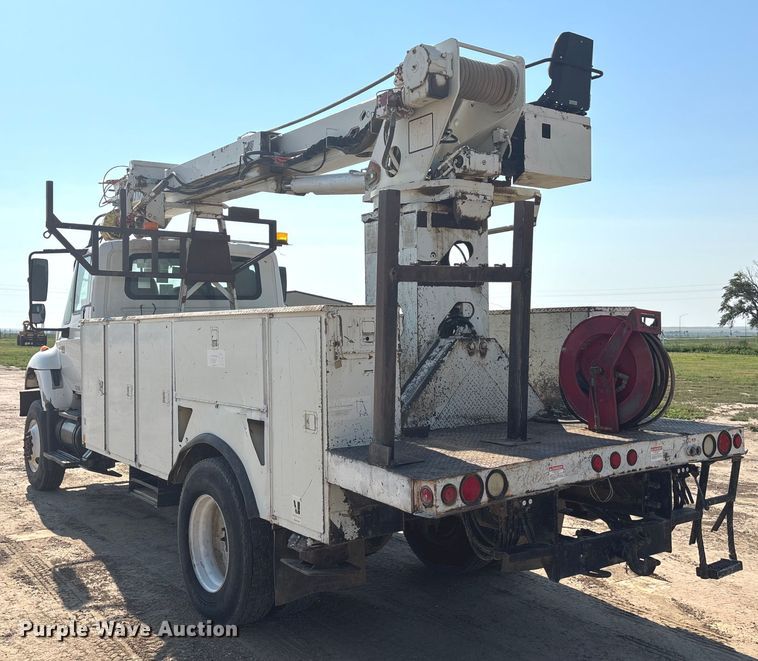 image for item DT3253 2006 International WorkStar 7300 digger derrick truck