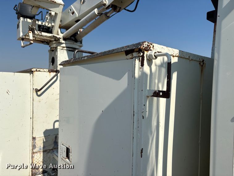 image for item DT3253 2006 International WorkStar 7300 digger derrick truck