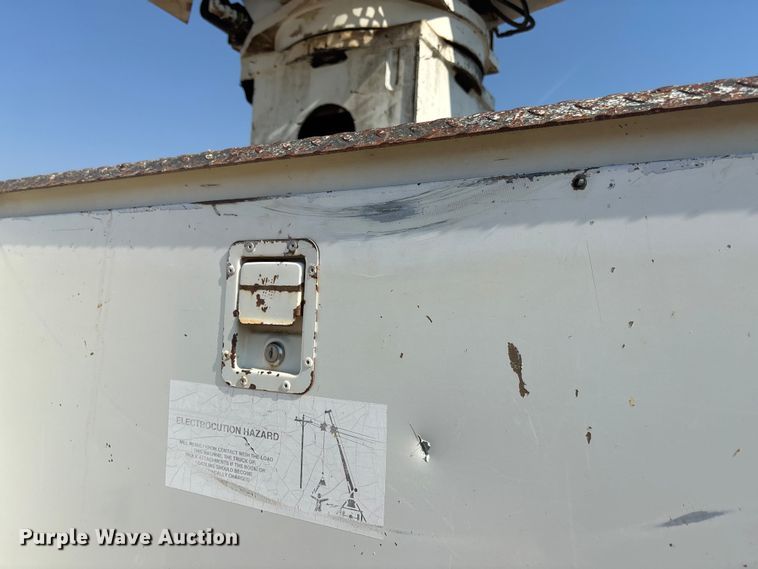 image for item DT3253 2006 International WorkStar 7300 digger derrick truck