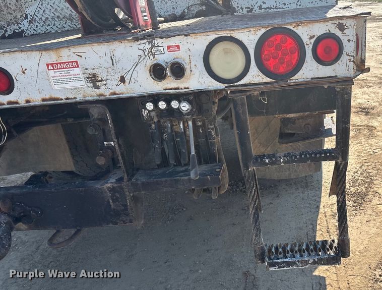 image for item DT3253 2006 International WorkStar 7300 digger derrick truck