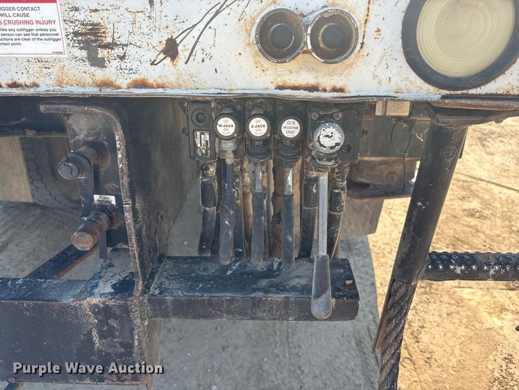 image for item DT3253 2006 International WorkStar 7300 digger derrick truck