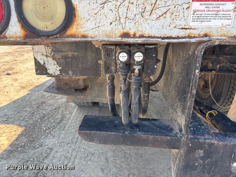 image for item DT3253 2006 International WorkStar 7300 digger derrick truck