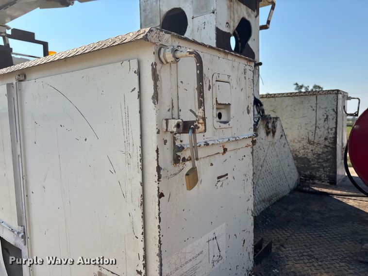 image for item DT3253 2006 International WorkStar 7300 digger derrick truck