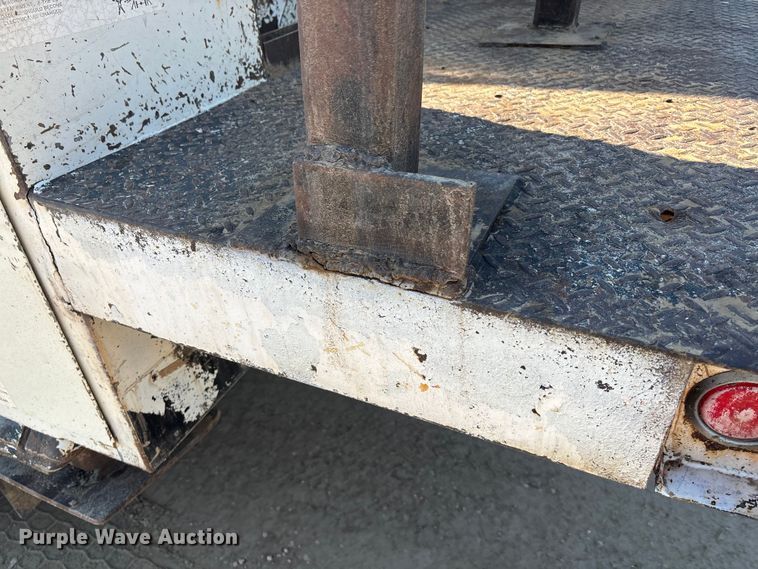 image for item DT3253 2006 International WorkStar 7300 digger derrick truck