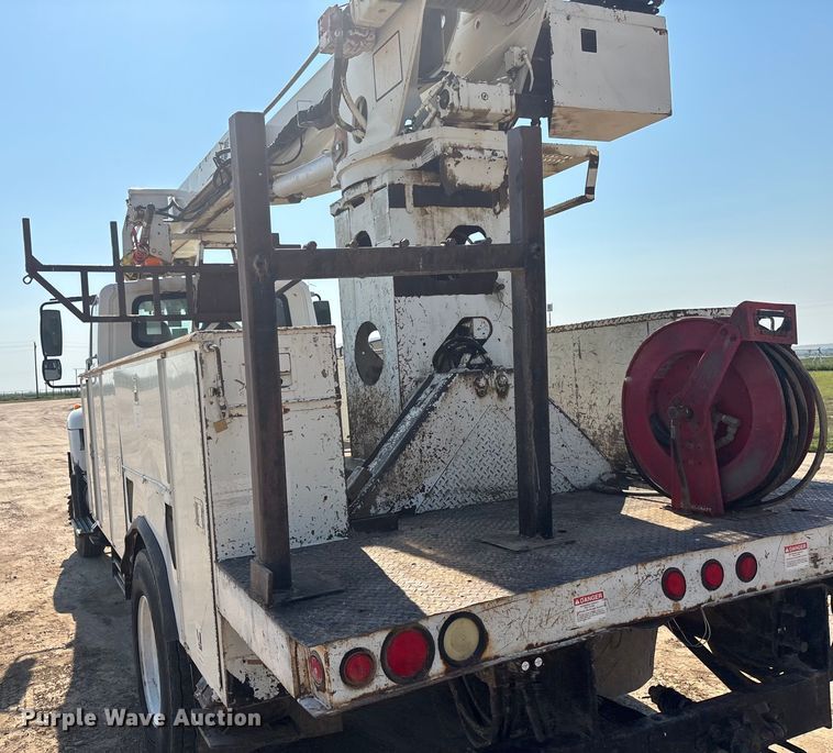 image for item DT3253 2006 International WorkStar 7300 digger derrick truck