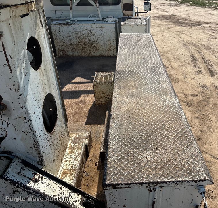 image for item DT3253 2006 International WorkStar 7300 digger derrick truck