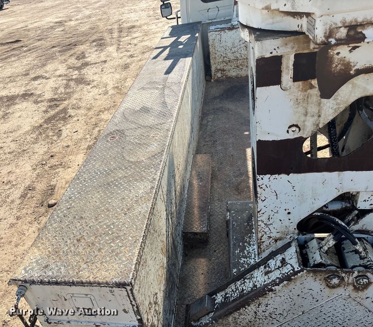 image for item DT3253 2006 International WorkStar 7300 digger derrick truck