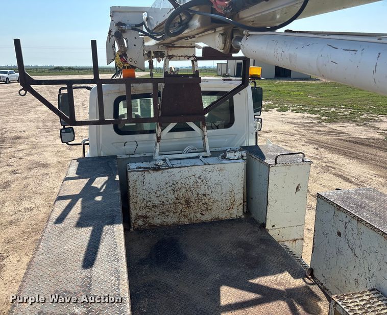 image for item DT3253 2006 International WorkStar 7300 digger derrick truck