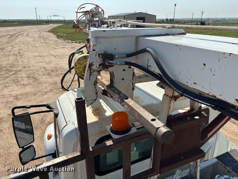 image for item DT3253 2006 International WorkStar 7300 digger derrick truck