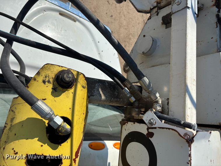 image for item DT3253 2006 International WorkStar 7300 digger derrick truck