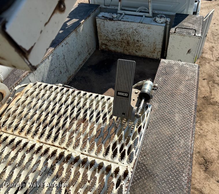 image for item DT3253 2006 International WorkStar 7300 digger derrick truck