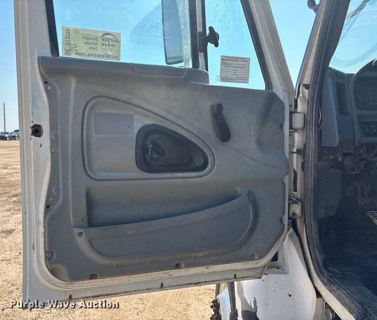 image for item DT3253 2006 International WorkStar 7300 digger derrick truck