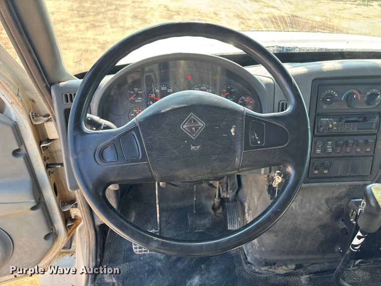 image for item DT3253 2006 International WorkStar 7300 digger derrick truck