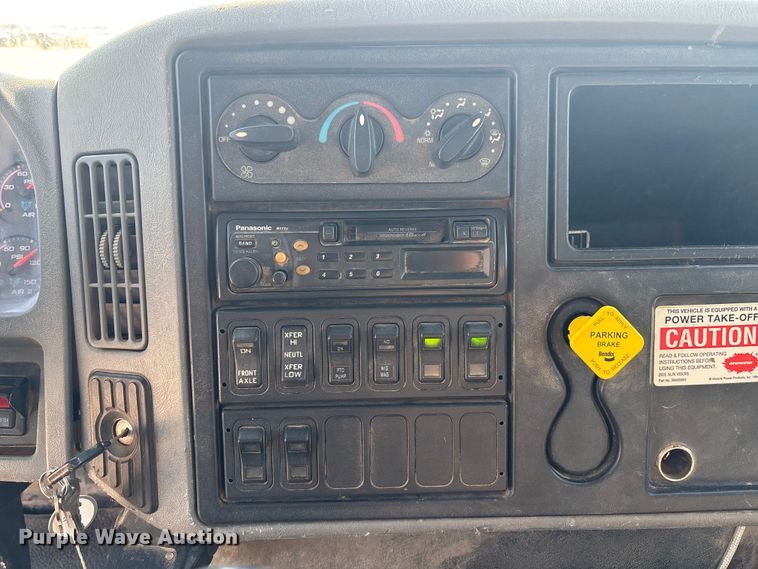 image for item DT3253 2006 International WorkStar 7300 digger derrick truck