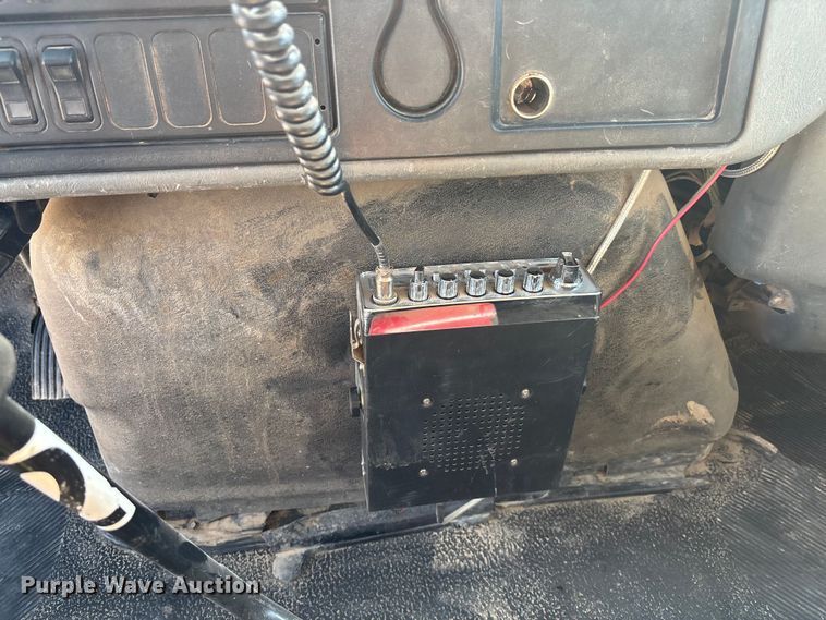 image for item DT3253 2006 International WorkStar 7300 digger derrick truck