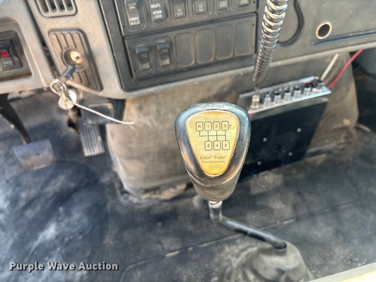 image for item DT3253 2006 International WorkStar 7300 digger derrick truck