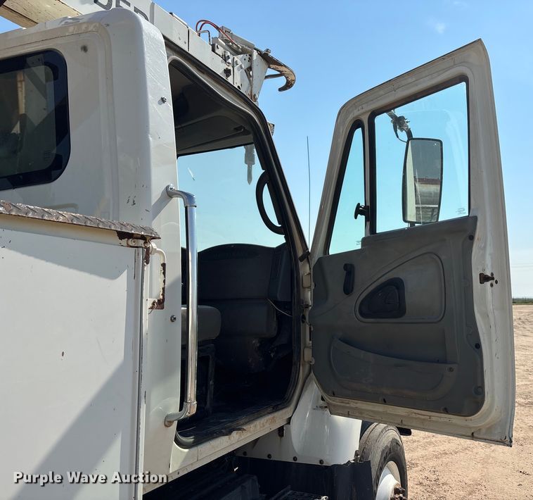 image for item DT3253 2006 International WorkStar 7300 digger derrick truck