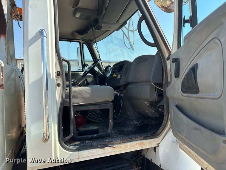 image for item DT3253 2006 International WorkStar 7300 digger derrick truck