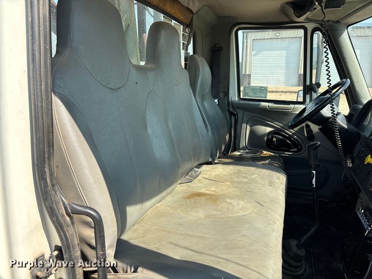 image for item DT3253 2006 International WorkStar 7300 digger derrick truck