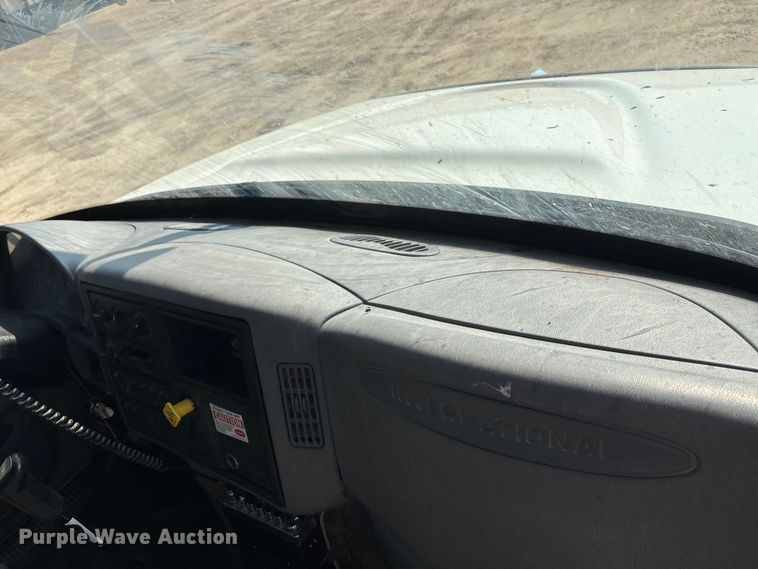 image for item DT3253 2006 International WorkStar 7300 digger derrick truck