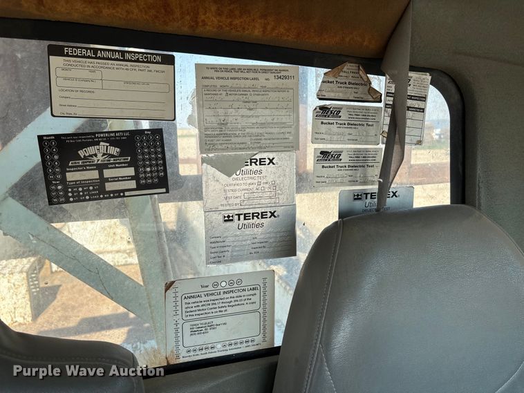 image for item DT3253 2006 International WorkStar 7300 digger derrick truck