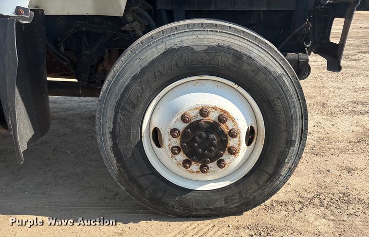 image for item DT3253 2006 International WorkStar 7300 digger derrick truck