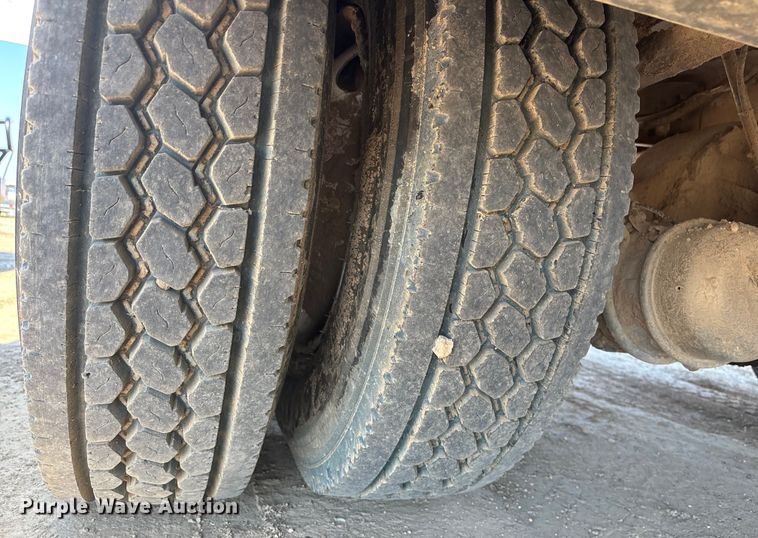 image for item DT3253 2006 International WorkStar 7300 digger derrick truck