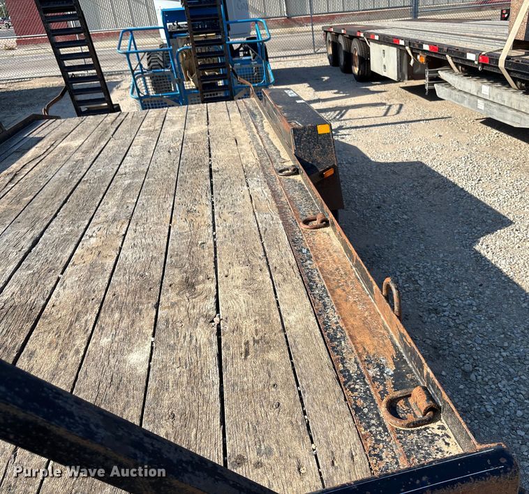 image for item DT3261 2017 Redi-Haul FSL1629E-102 equipment trailer