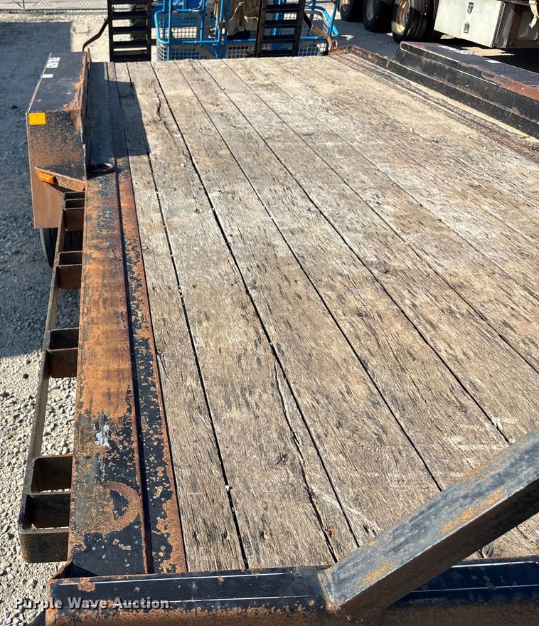 image for item DT3261 2017 Redi-Haul FSL1629E-102 equipment trailer